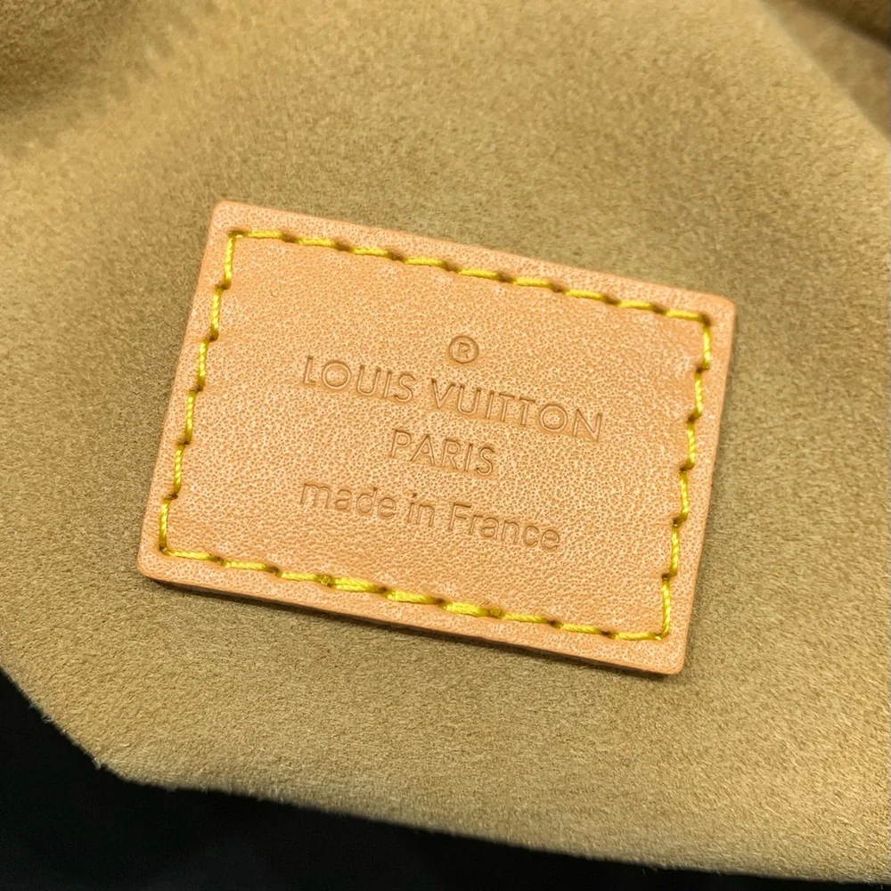 LOUIS VUITTON. dimensions 23